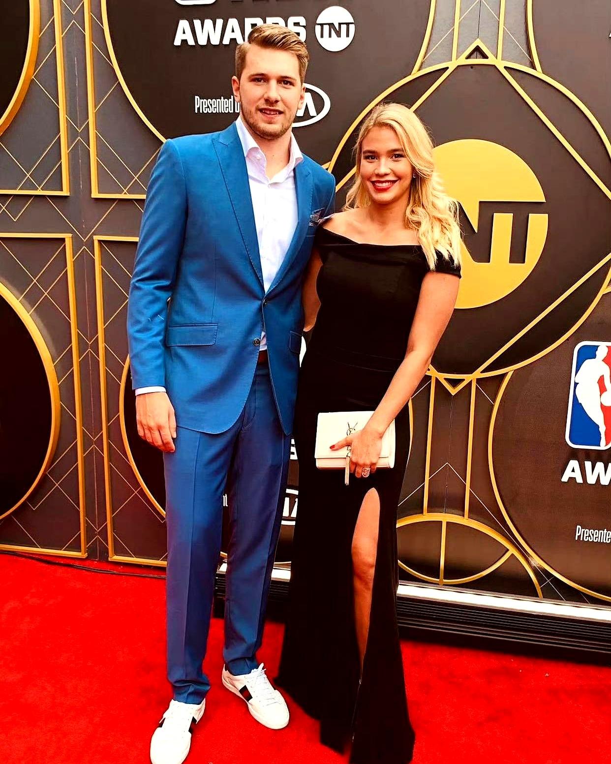 年入五千万的东契奇，谈了十年的青梅竹马未婚妻直接跟他闹掰了。你敢信吗，去年十