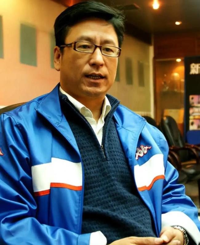 专家表示月收入3000元就属于中等收入，白岩松疑问，如果月收入3000元算中等收