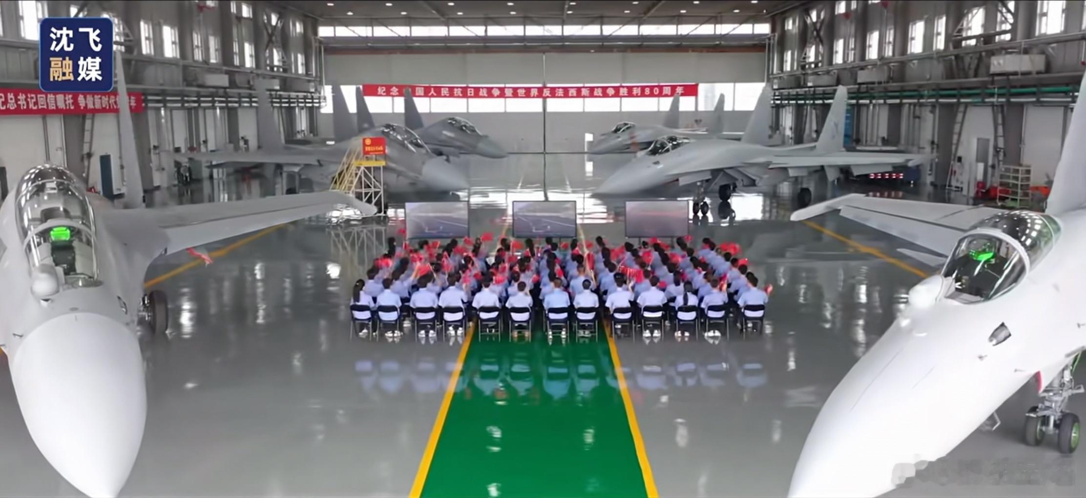 沈飞试飞站机库待交付的J-15T、J-16。[抱抱]​​​