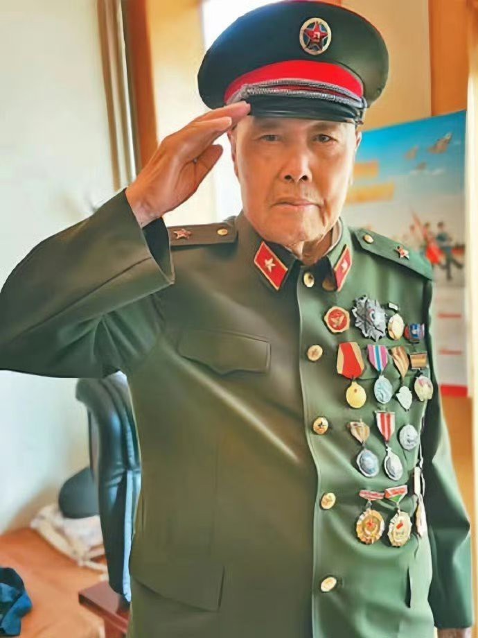 王占山，百战老兵，金城反击战中英勇无畏，坚守阵地4天4夜，击毙敌400余人。身披