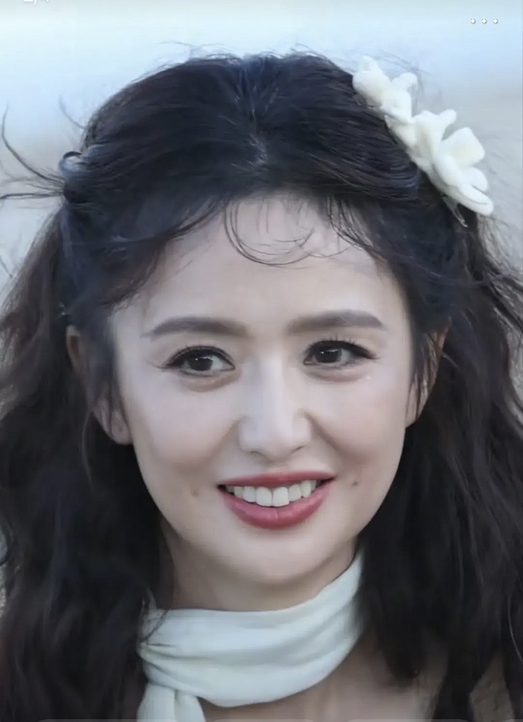 应该是内在五脏衰老了、才会老得这么快，年轻时也是又黑又矮，难怪前夫以前看不上她，