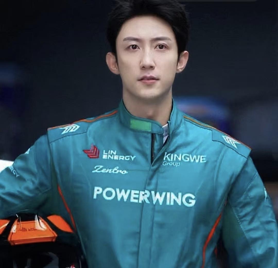 见过赛车冲线前，红车冲上去用自己车尾，顶住了白车车头吗？这才是玩命。沈腾那台