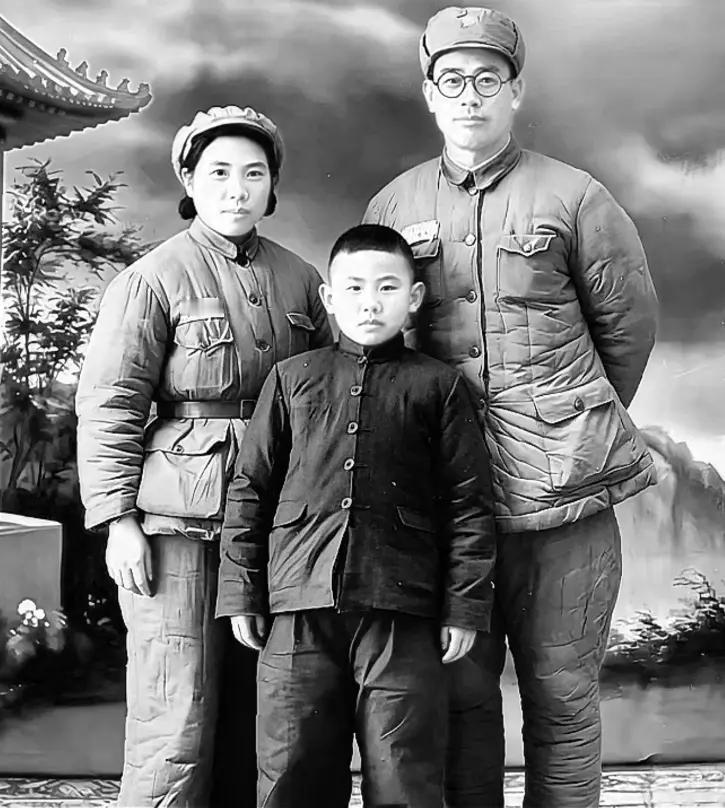 抗战时期的延安，有这么一种现实情况：不少历经生死的老干部，和老家原配长久失联，再