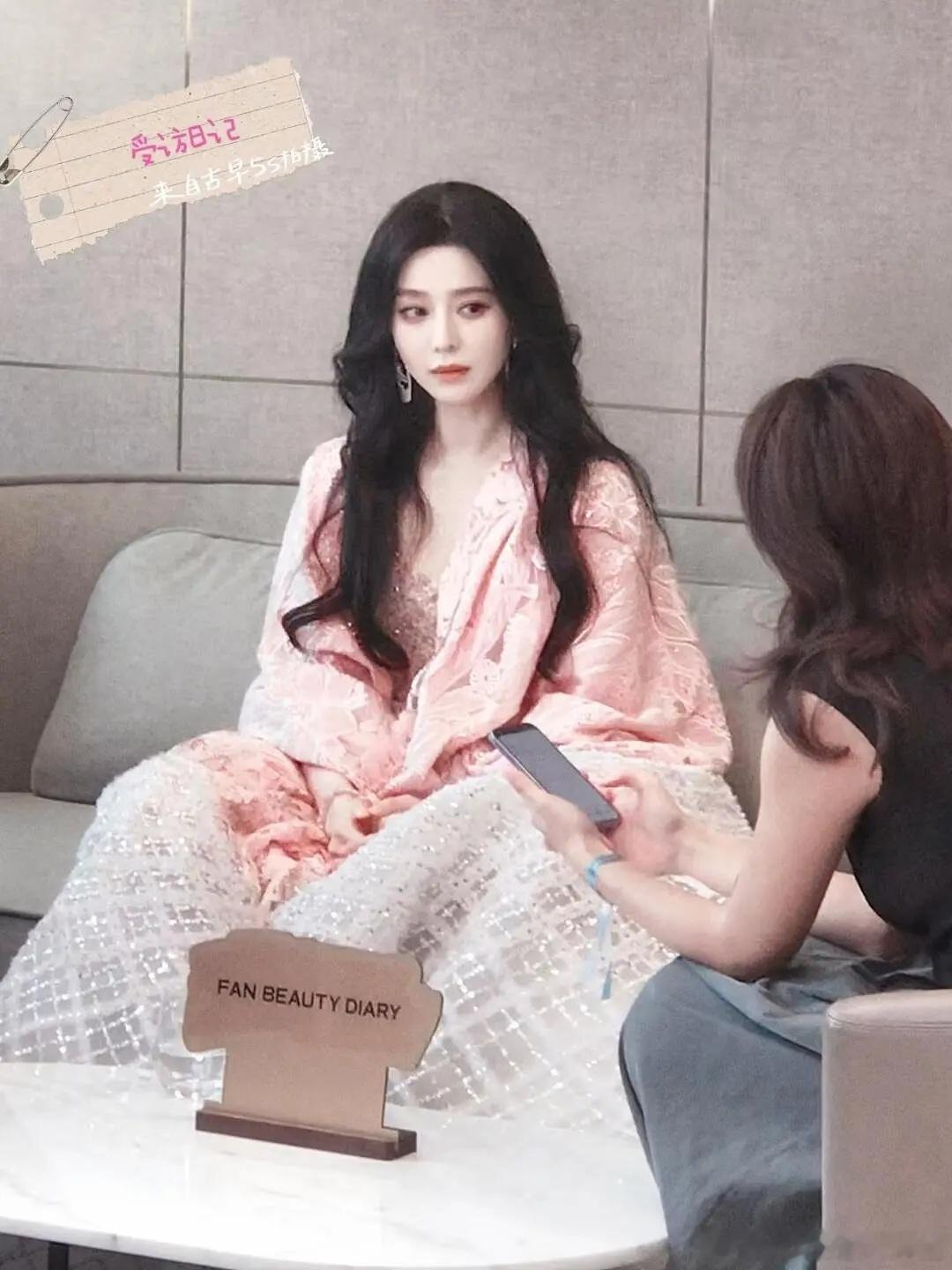 冰冰的脸真的没话说啊。。。再不喜欢她都说不出来她不好看这种话