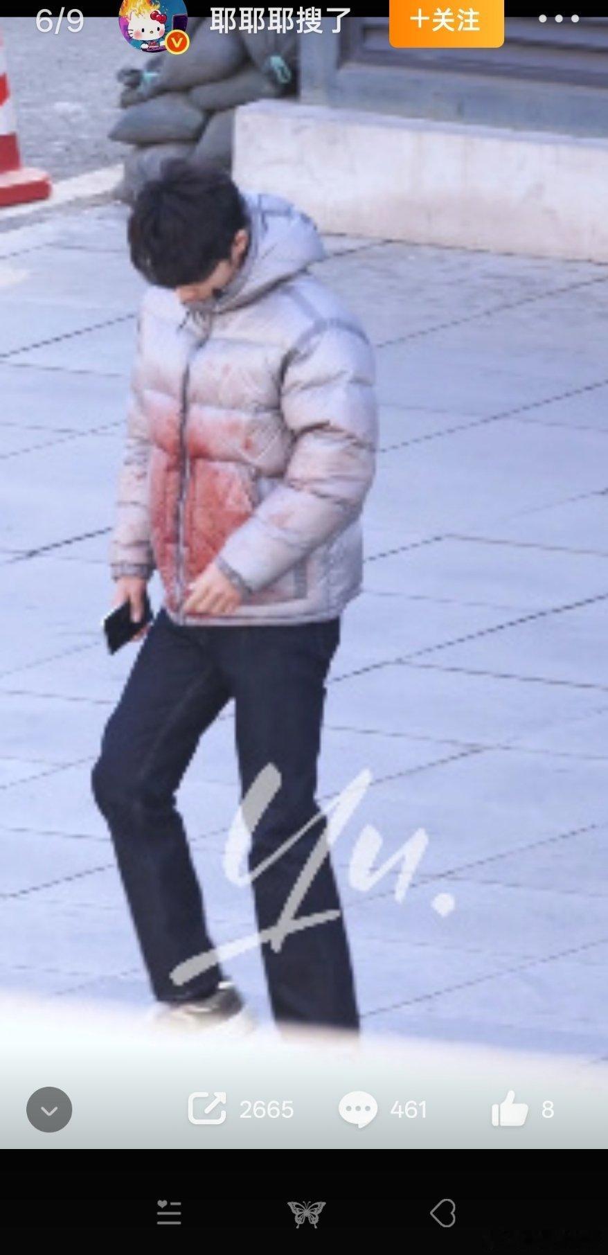 他的手真的插不到裤兜里耶，还整这么个热搜话题