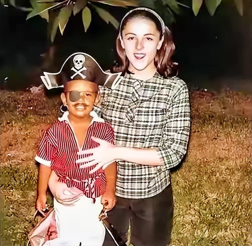 1961年，18岁的奥巴马母亲被黑人穷小子骗婚生子抛弃。她却一直告诉儿子：“你爸