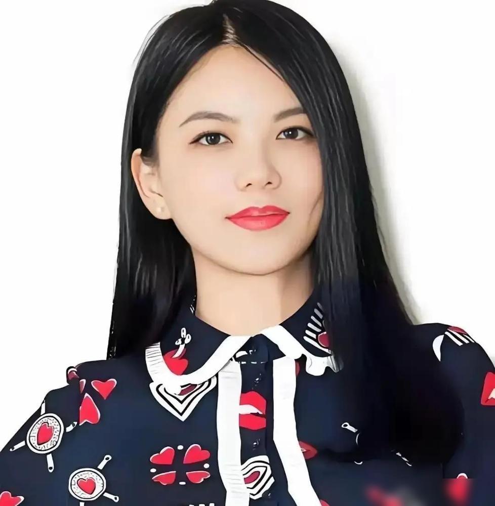 李湘饭局里刚把女儿一年六百万学费说出口，何超琼就递过去一张印着美高梅的小卡片。