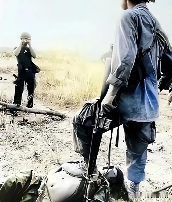 1972年，越战战场，一名越南女兵被美国大兵击中倒在地上，两名美军上前查看发现死