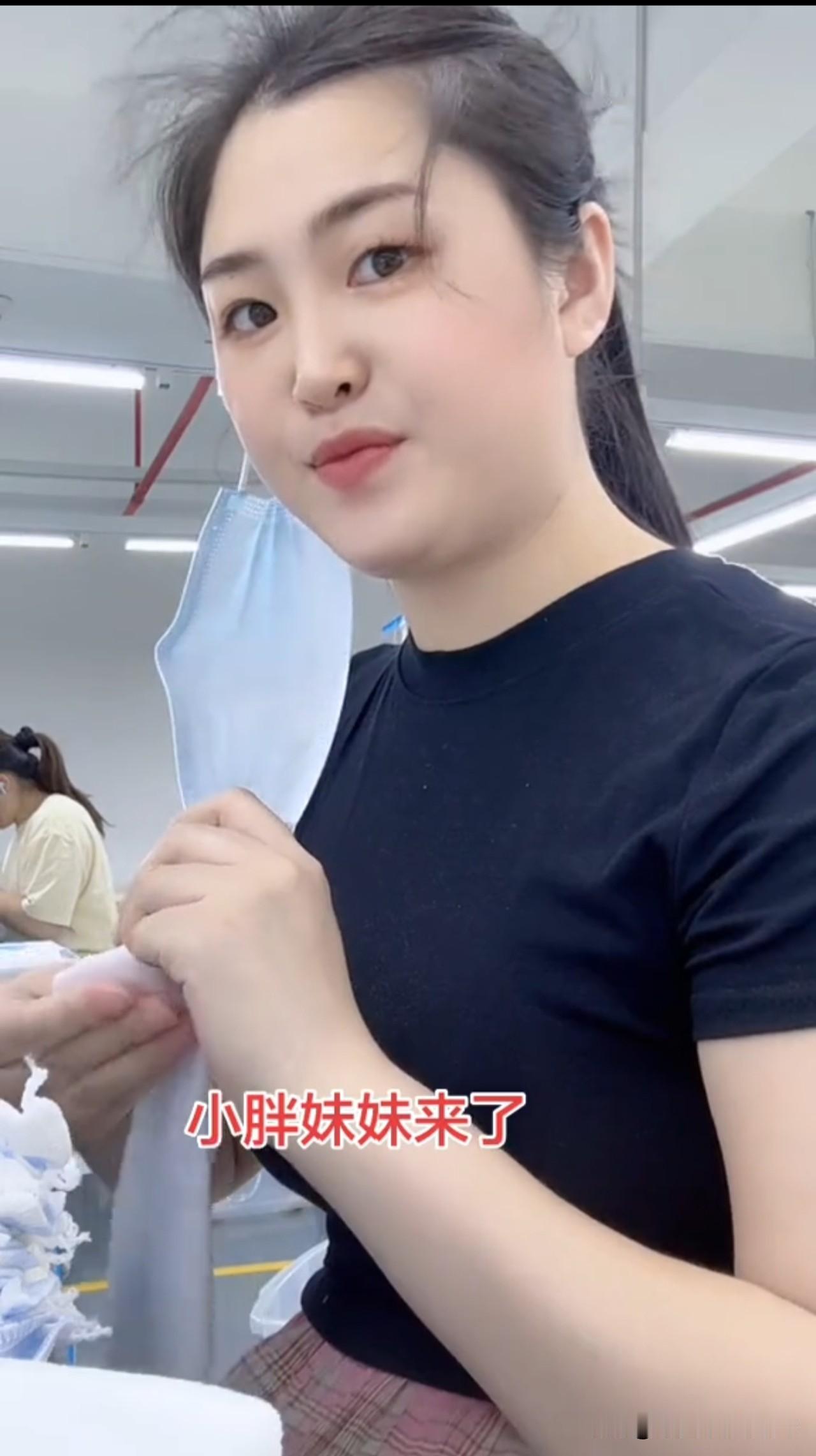 厂间娇娘车间灯火亮厅堂，盼目终逢俏女郎。巧手勤工多干练，心灵聪慧本领