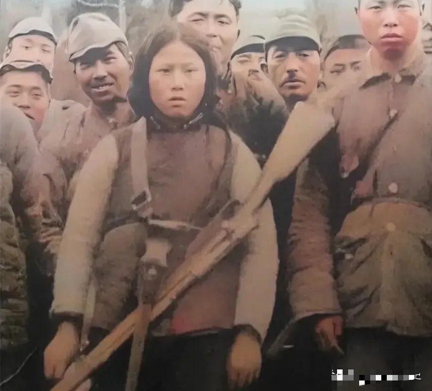 这是姚英被俘后留下的影像，拍摄于1939年庐山保卫战期间。照片里她一身朴素布衣，