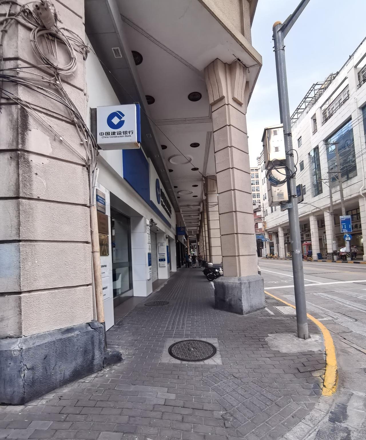 上海金陵东路什么时候重获新生？昨天，我路过金陵路，马路上行人稀少，整条街冷冷清清