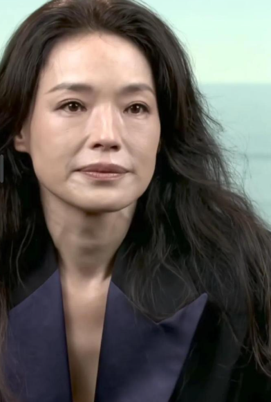 素颜的舒淇这状态还是杠杠的。没有科技的脸，小细纹也好看，感觉没生孩子真的很抗