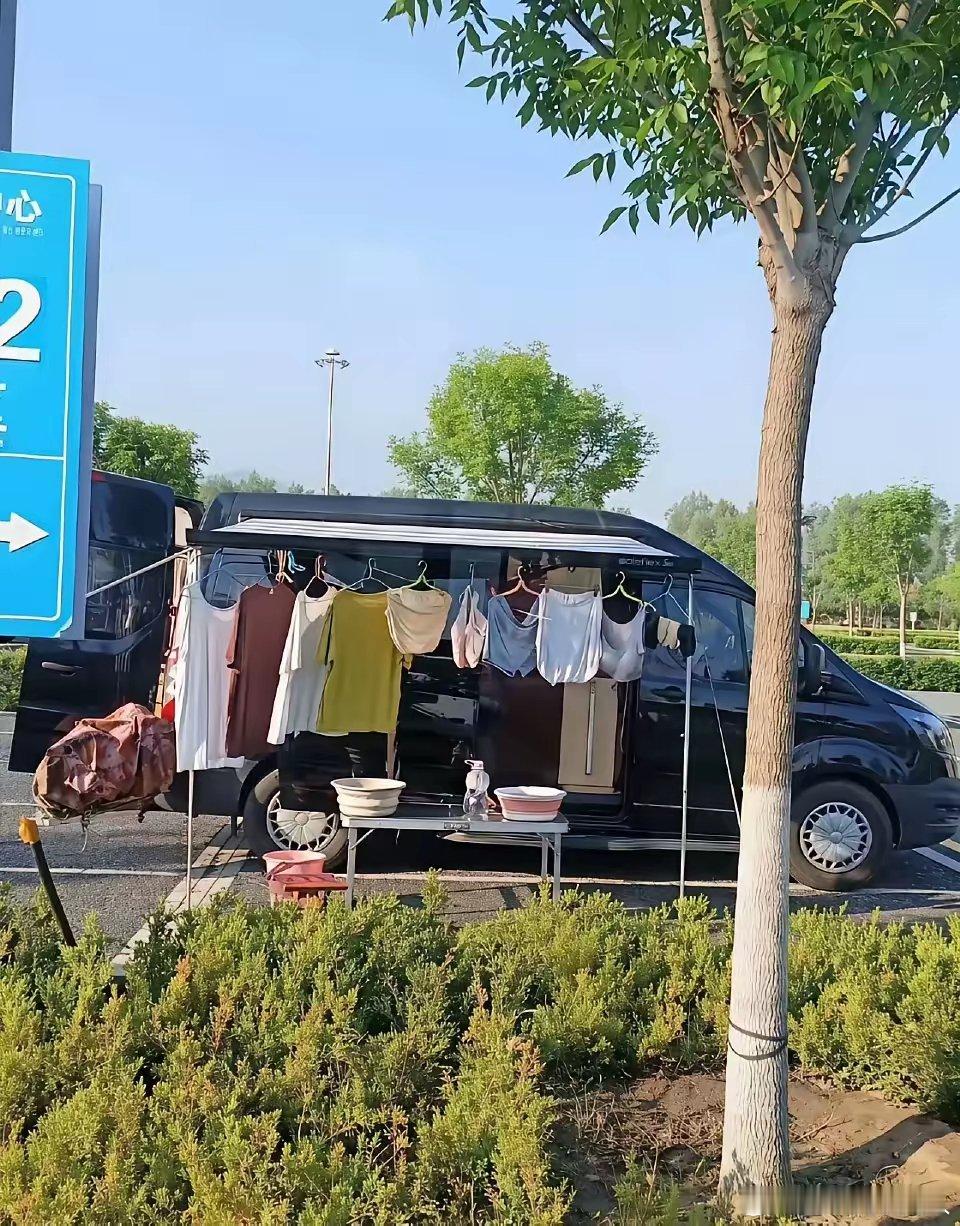 说实话，这般所谓的自驾游，真没什么值得显摆的，那模样跟流浪几乎没啥区别！不仅对环