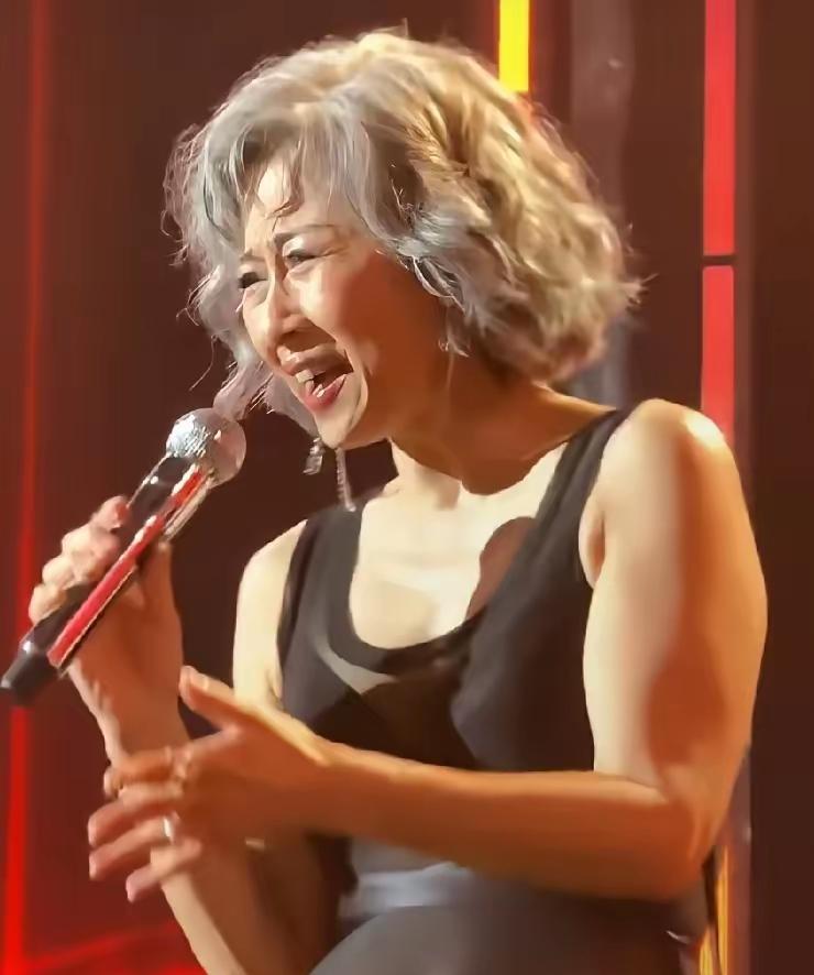 63岁的叶倩文，站在红馆舞台上，一口气唱了两个半小时，中间跳了13分钟快歌，没停