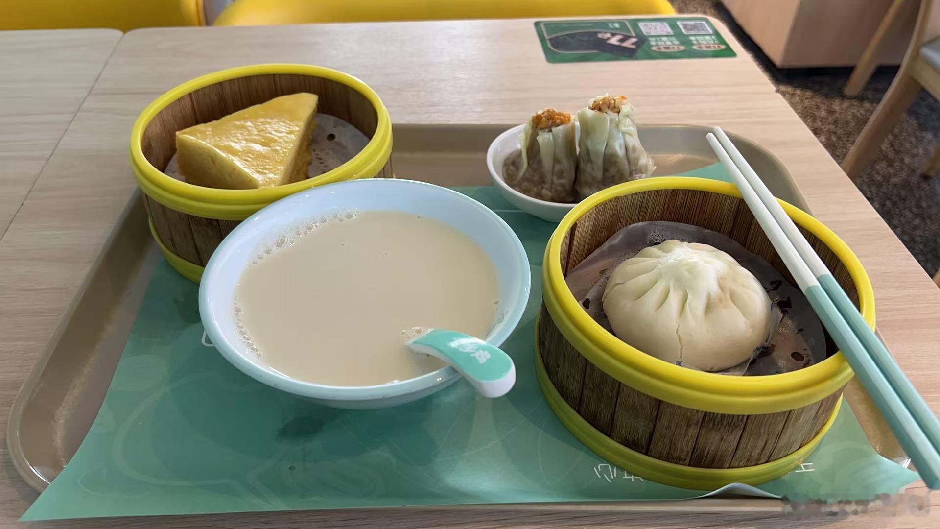 今天的过早，就是碳水+碳水+碳水了。豆浆、肉包子、黄发糕、两个烧麦。对于一个身高