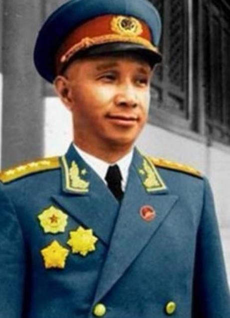 1949年，湖南一农妇正纳鞋底，突然几名解放军敬礼：“大娘，粟裕司令派我们接您！