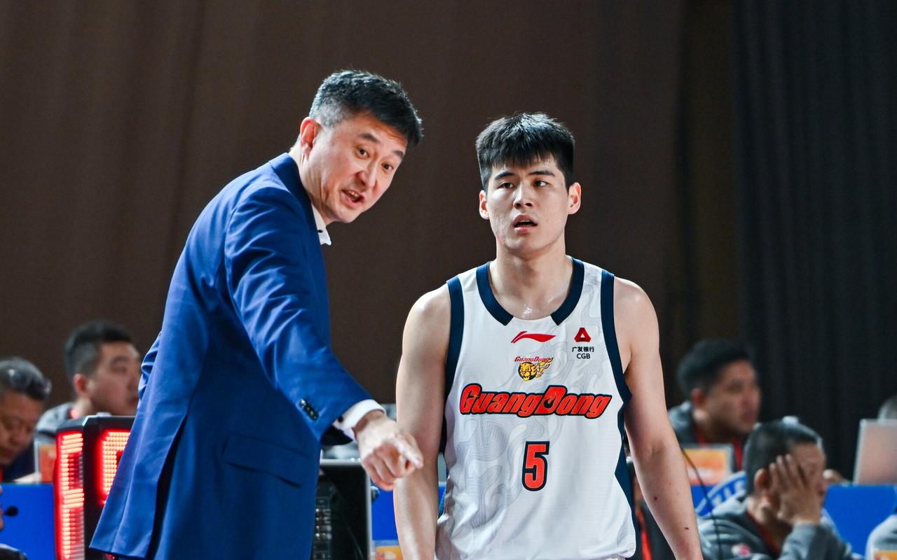 幸福的烦恼！杜锋该将谁的上场时间分给陈家政！广东男篮后卫线人才辈出，继培养出