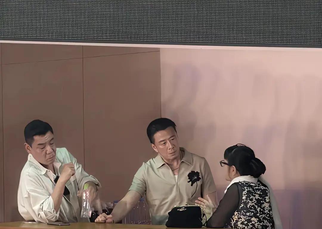 那英这场演唱会，最抢眼的不是歌，而是台下那一圈熟脸宋丹丹坐在下面，眼神里那股子骄傲都快溢出来了，像是