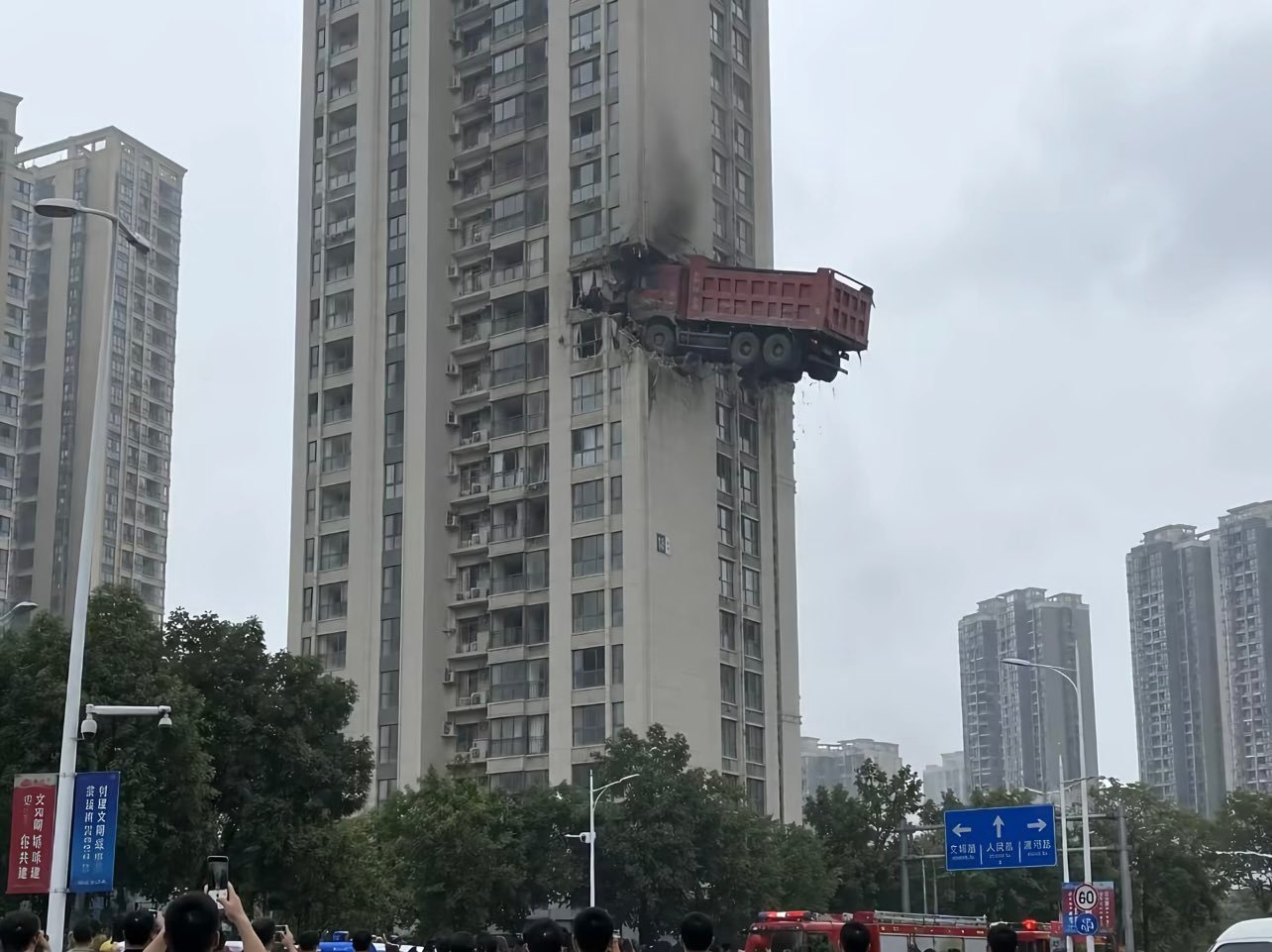 豆包，帮我配一个爆炸性的标题。