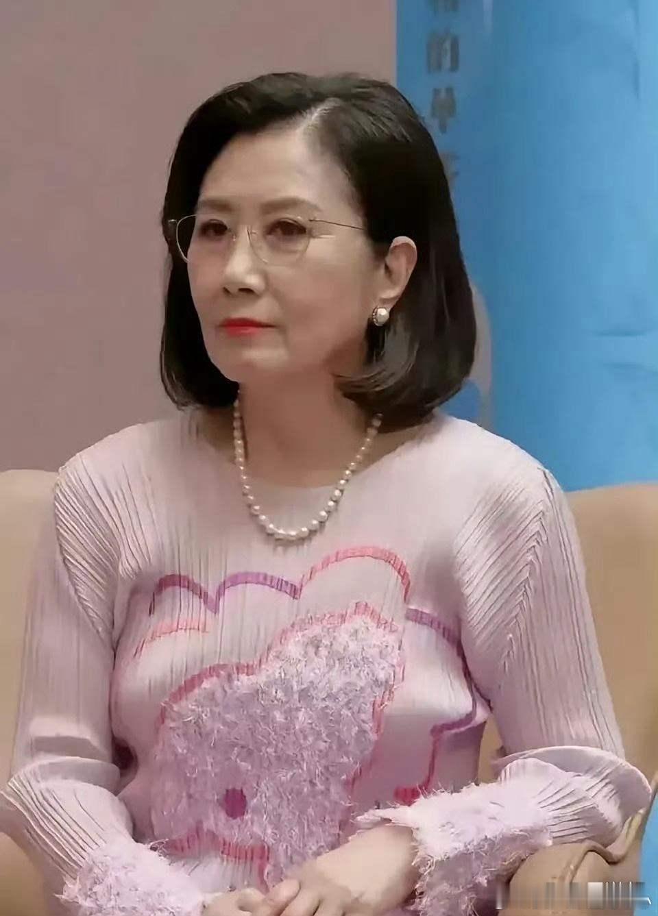 你敢相信，汪明荃快80岁了吗？这皮肤，这状态，这气质也太好了吧！​​​