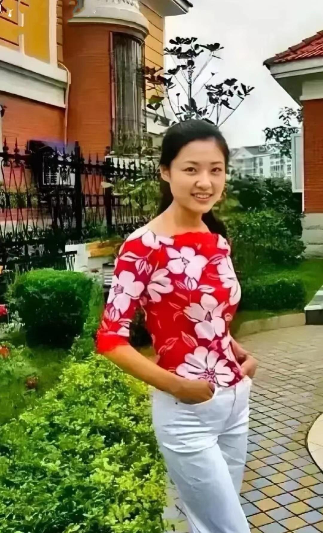 大家觉得周涛这二张照片哪一张称得上是绝对的盛世美颜，二选一。第一张拍摄于19