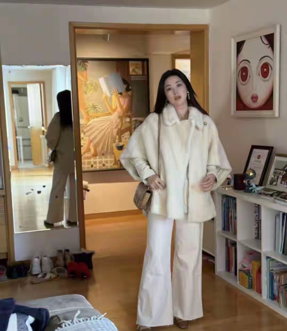 朱珠一家搬新房了，新家光餐厅就超50平，大白墙挂艺术画像展厅