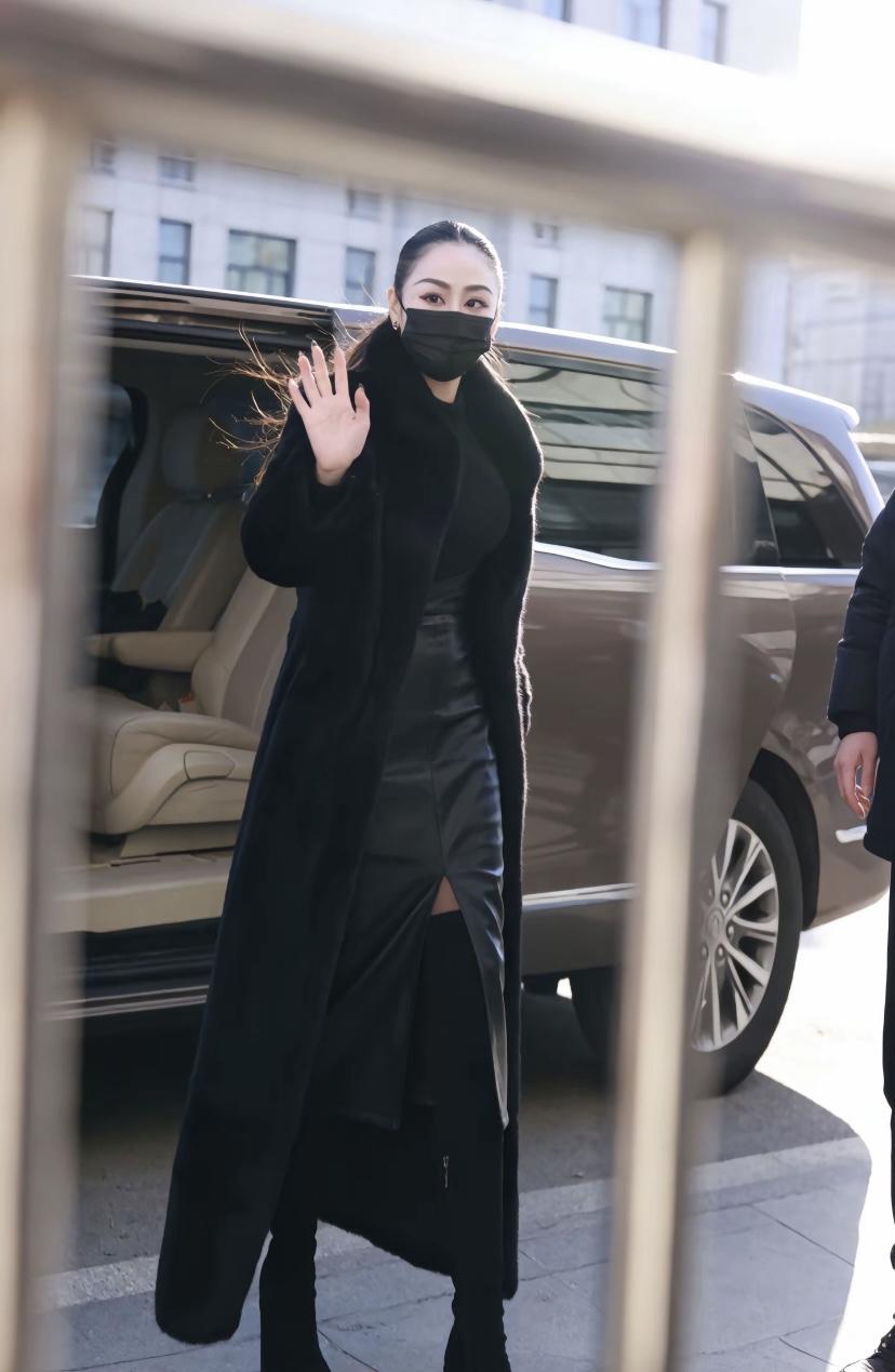 我敬重你时，你是个人物；我不把你当回事时，你算哪根葱？做人切勿得寸进尺，我翻