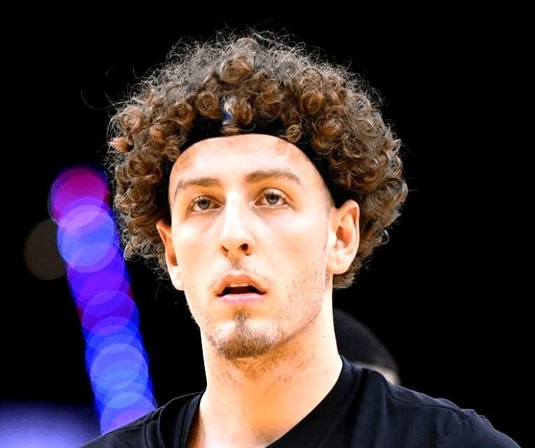 勇士更衣室裂痕，全因这小子嘴太快。库里大腿受伤，勇士队这下难了。偏偏二年级的