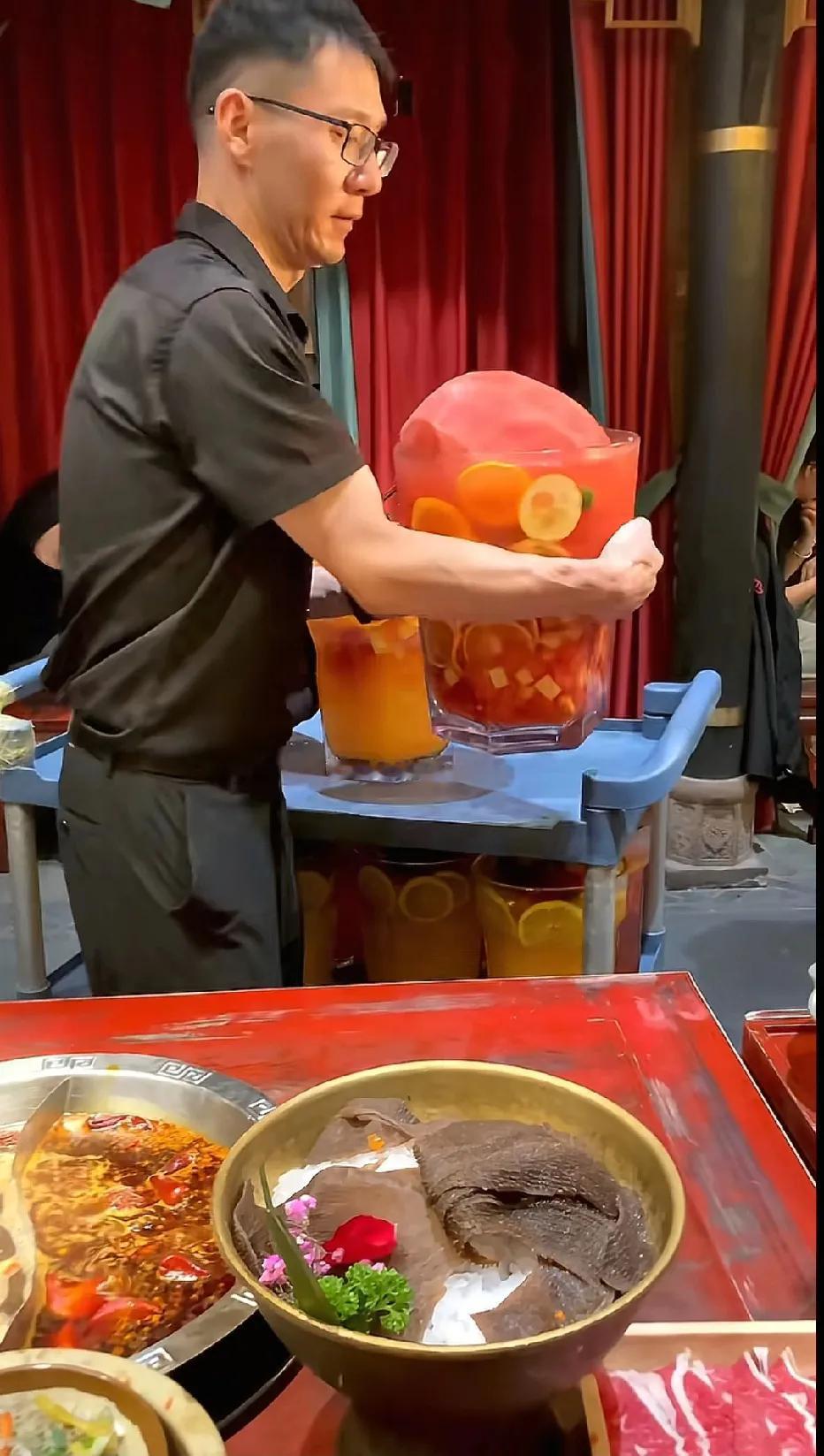 一杯比一杯大，巨大！怎么的，最近是流行喝这种“巨无霸”水果茶？看起来有点浪费啊，