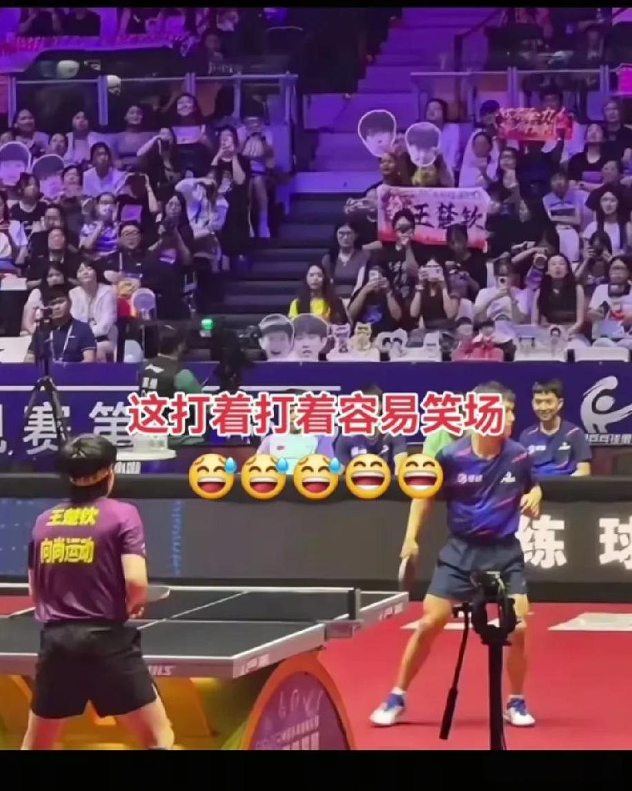 看哥憋不了一点[呲牙笑]也是，一抬头坐了一大排莎头，能不笑吗[捂脸哭]我看到他笑