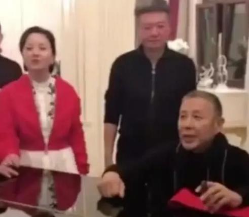 2018年，聚会上，冯小刚提议让苗苗跳个舞助兴，周围人起哄，陈道明气得爆了粗口：