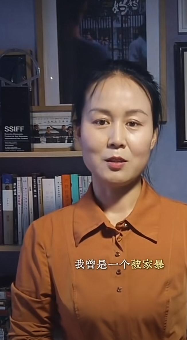 电影《监狱来的妈妈》主演赵小红的真实面目赵小红做梦也没想到自己会如此出名，四处