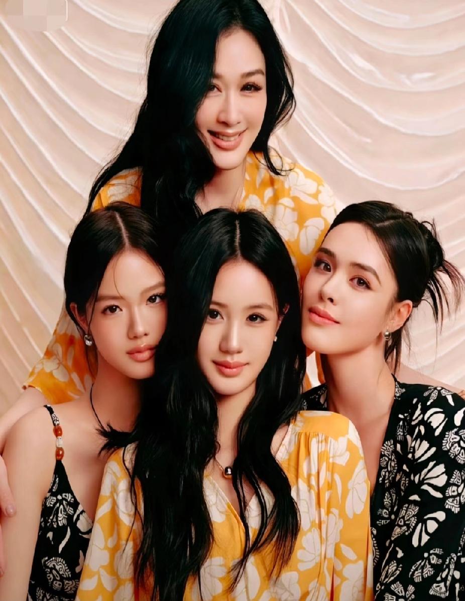 钟丽缇母女四人同框，颜值惊艳，穿搭默契满分💛55岁的钟丽缇与三个女儿的同