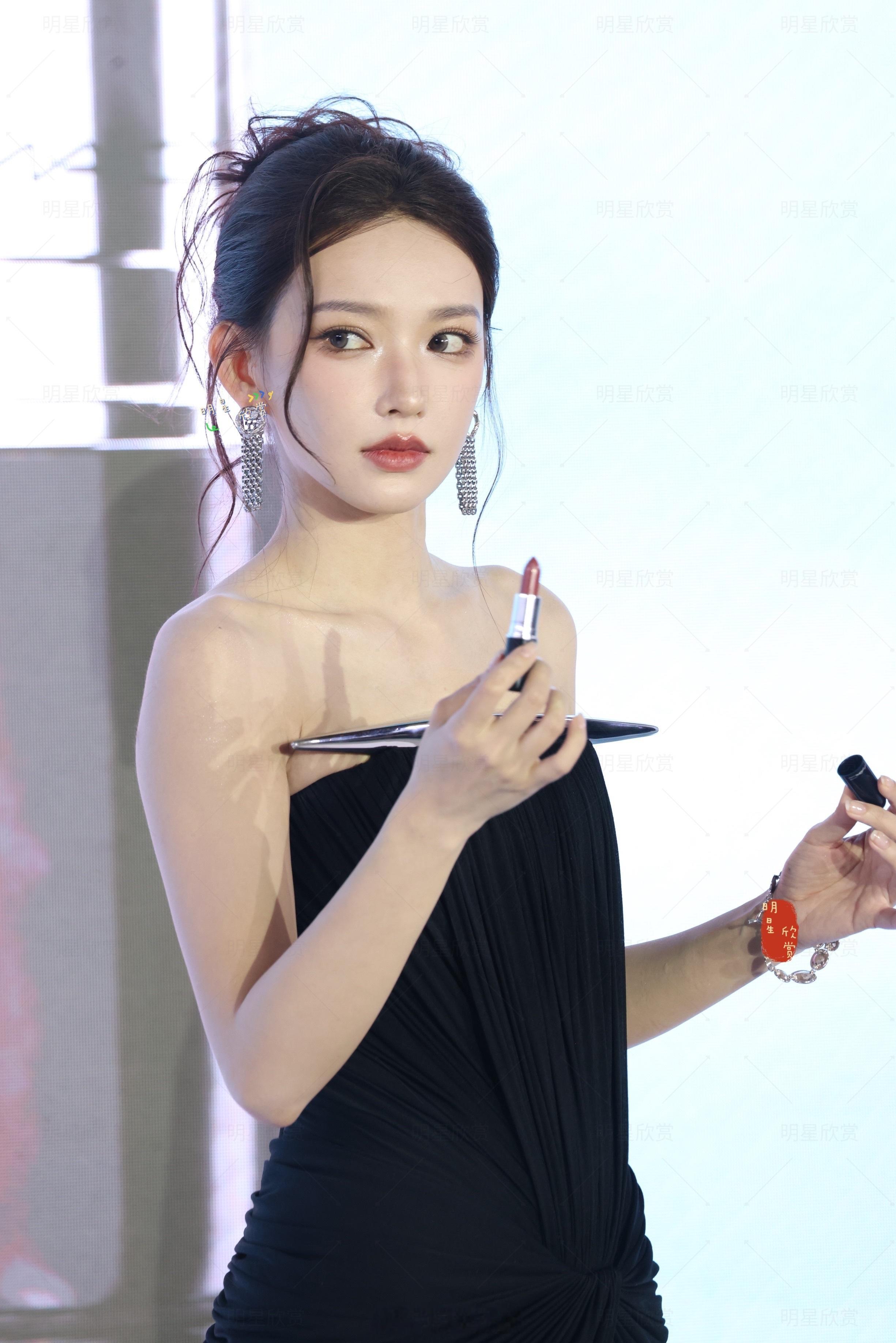 程潇上海MAC活动一组新图身材颜值一绝的美潇