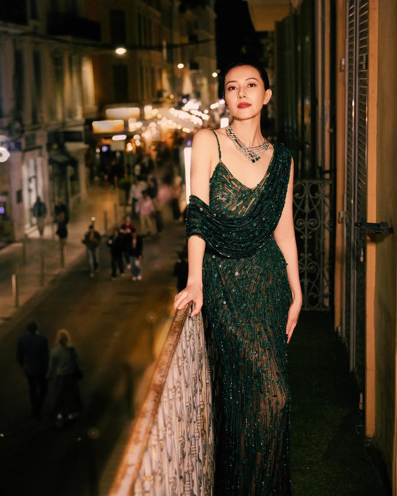 高圆圆这墨绿长裙，把“夜色里的贵气神明”焊在审美上了！谁懂啊！高圆圆穿一身