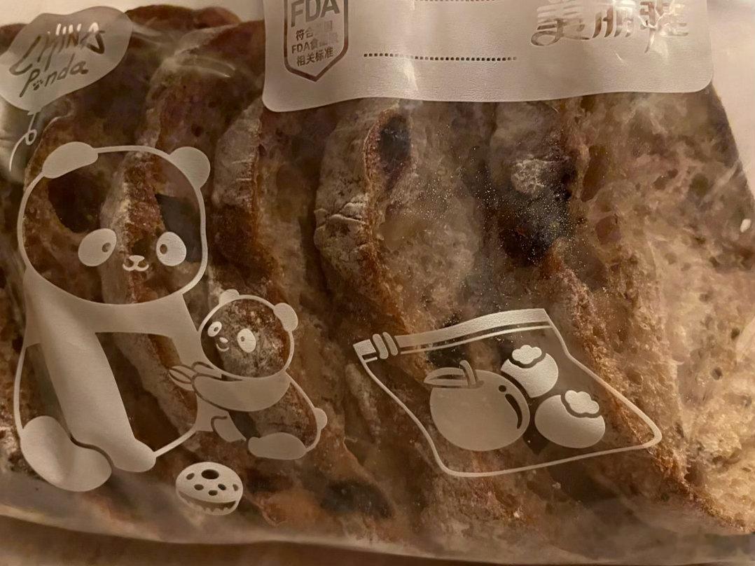 大半夜收拾完家里不去睡觉，坐下来就开始无意识的吃面包，吃完两片才反应过来[裂开]。夜里十一点我为什么