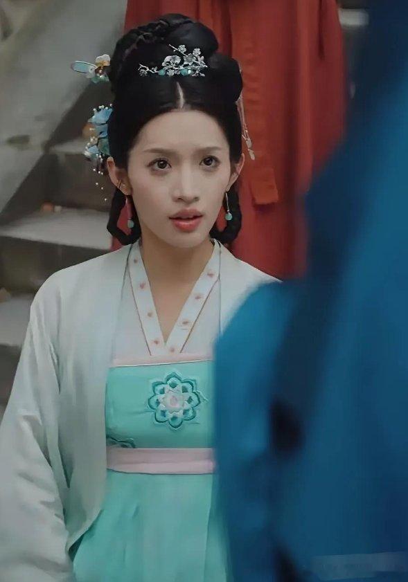 短剧播出没审核吗啊？这明显把手机放胸前了，这太明显的穿帮​​​