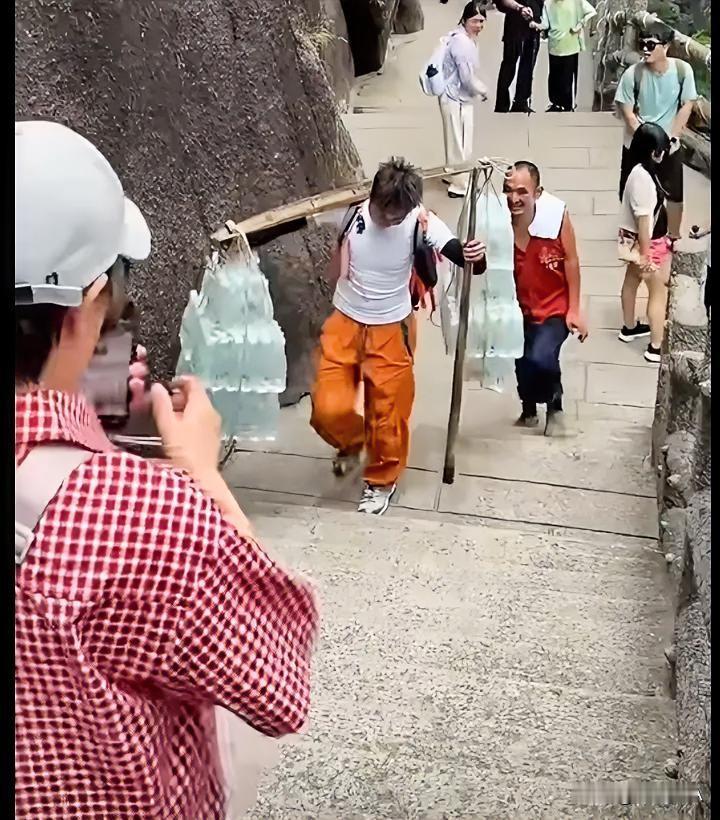 他已超越了百分之九十以上的同龄人。小伙爬黄山，遇挑山工中途小憩，男小伙主动帮