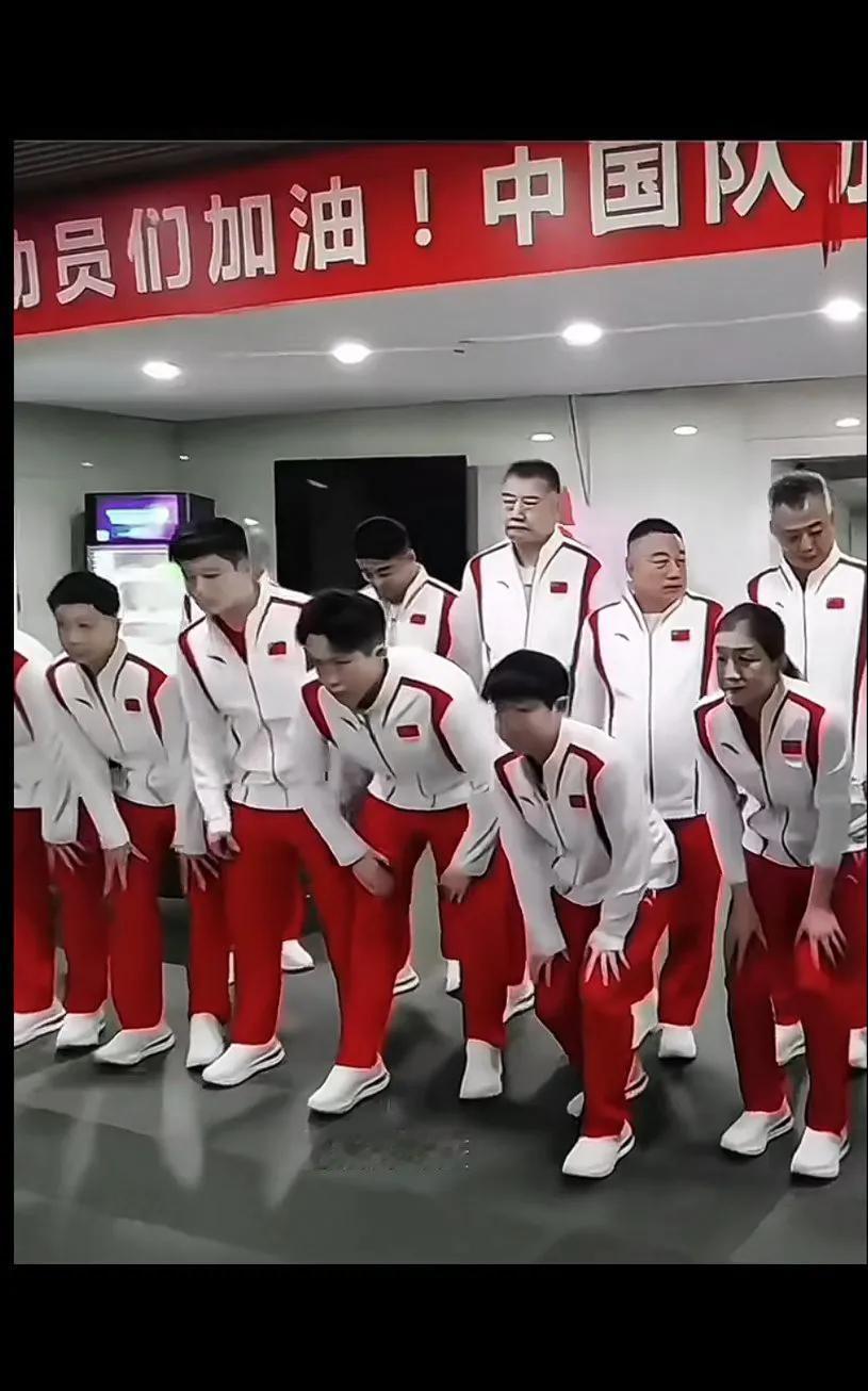 我们的小莎莎你不半蹲也挡不住哈国乒合影，王楚钦孙颖莎就站一起[呲牙笑]这头头爱