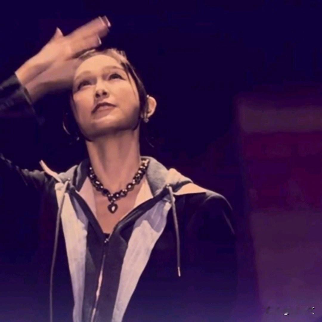 范玮琪演唱会摸项链飞吻，颈间藏着生死约定？这友情太戳人盐城演唱会那幕谁看见