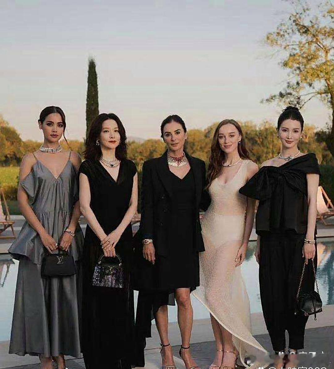 有人说把金晨从照片里去掉照片就高级了点