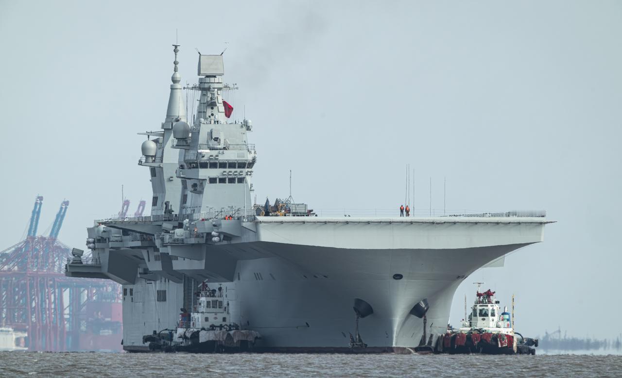 076登陆舰美图——图1画面看上去颇有点西方通讯社的摄影技巧，威武、雄壮、肃杀