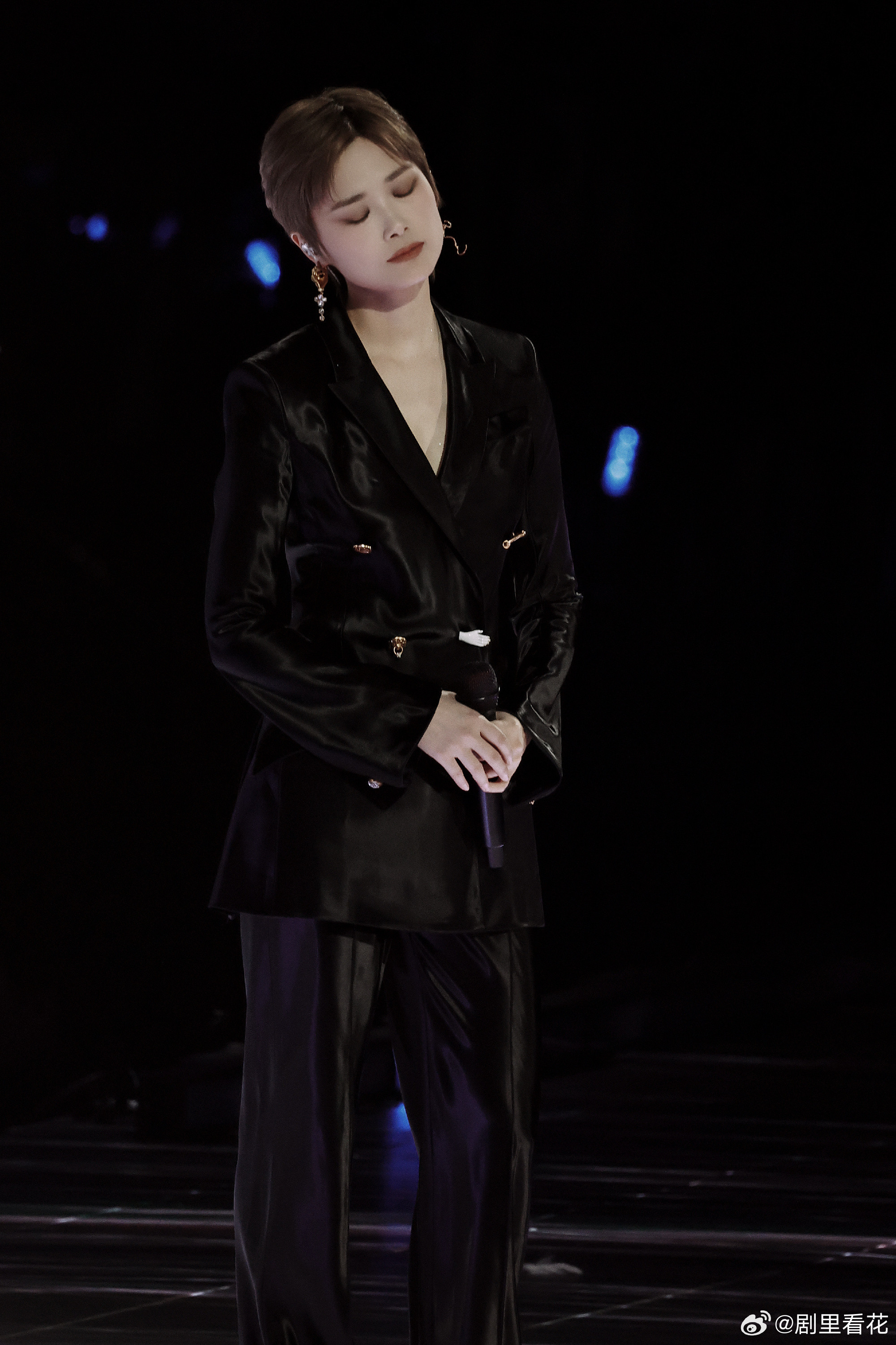 库克感谢艺术家李宇春从舞台实力到国际认可，李宇春用作品说话。库克在活动现场大方