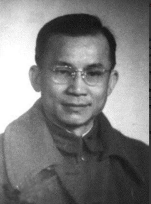 1943年，特务伪装成新四军旅长,想刺杀毛主席,毛主席接见他时，独臂神探急道：“