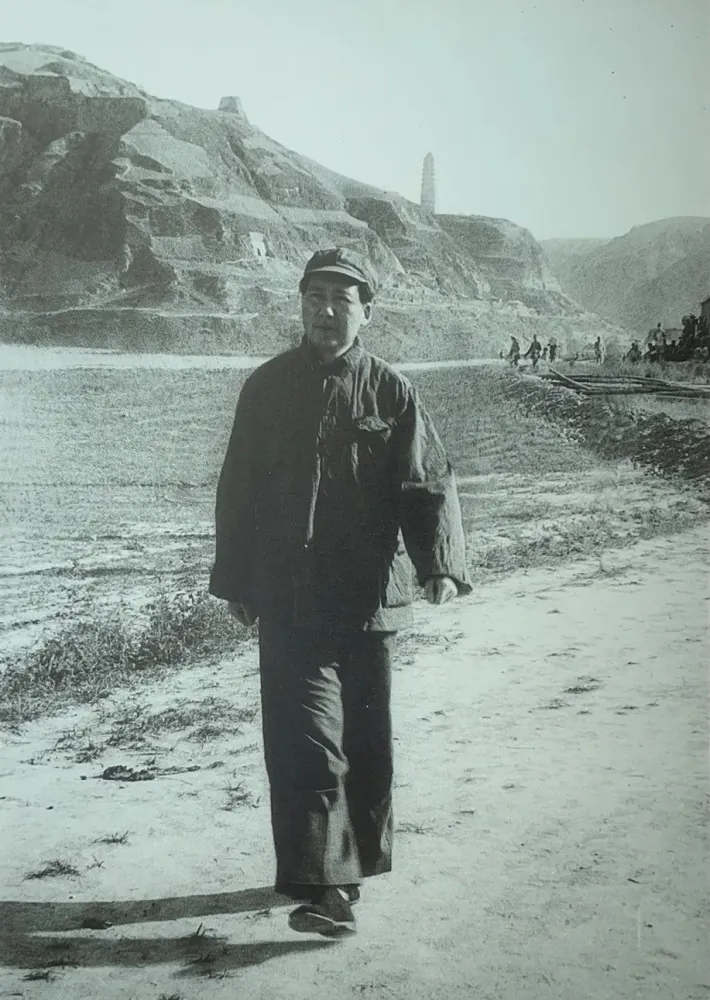 1940年9月，延安食堂内，毛主席正准备和一位客人共进晚餐。谁料，一名刺客突如其