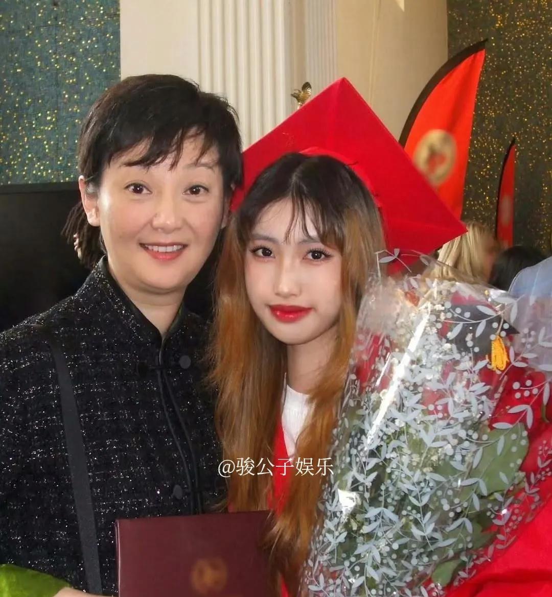 冯小刚收养的女儿徐朵最近高中毕业了，冯小刚的妻子徐帆特地飞去美国参加了她的毕业典