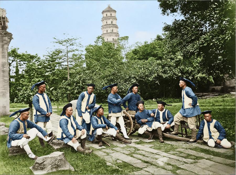 这张老照片拍摄于清末广州六榕寺，真实记录了驻防广州的八旗兵的合影。照片中，十余