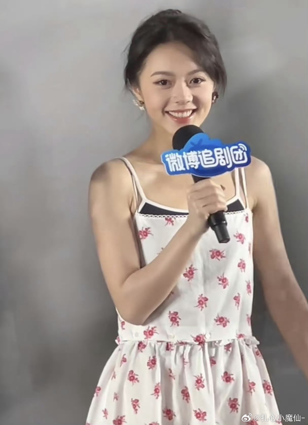 赵今麦，脸好美，衣服好可怕，袜子还不贴脚…​​​
