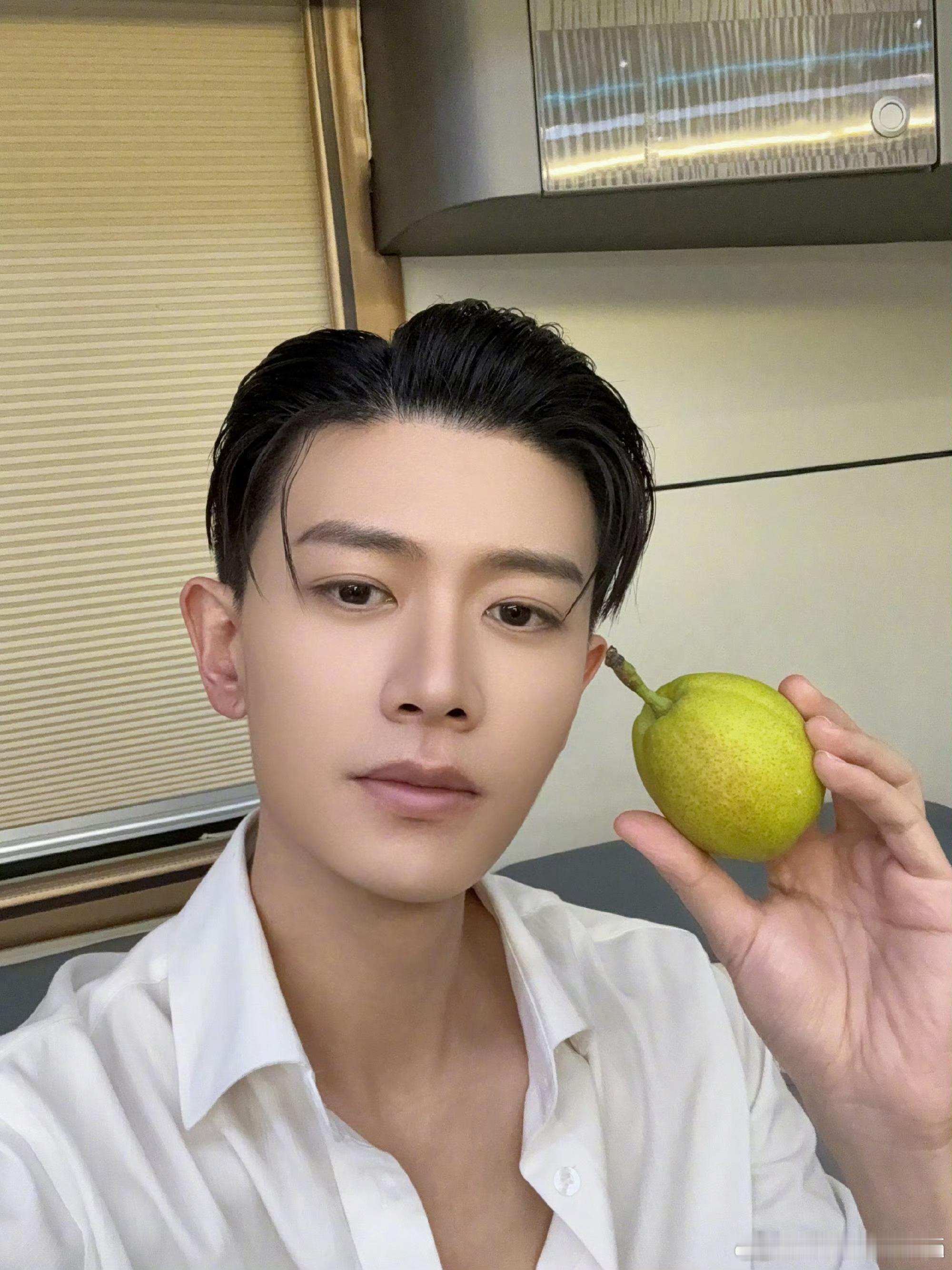 早上好。许宣：小白吃梨吗？​​​