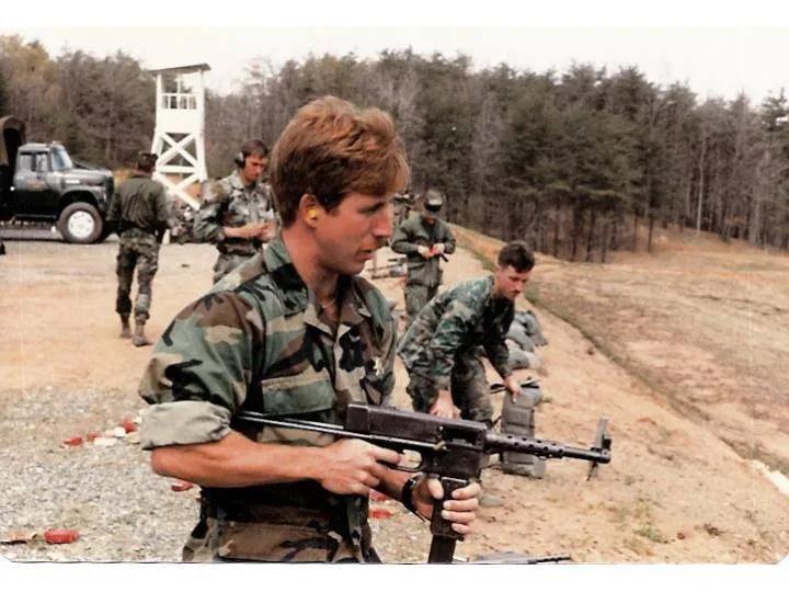 20世纪80年代末，美国海豹突击队熟悉不同的枪支。